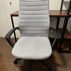 ラック付きデスク＆オフィスチェアの画像