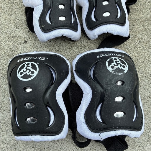 ストライダー　ブラック　黒　中古美品　箱あり　プロテクターセット付き ストライダー 12インチ（ブラック）＋ プロテクターセット付き