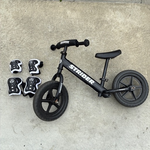 ストライダー　ブラック　黒　中古美品　箱あり　プロテクターセット付き ストライダー 12インチ（ブラック）＋ プロテクターセット付き