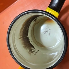 黄色のポットの画像