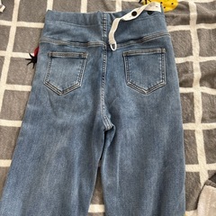マタニティ用デニムパンツ（お腹まわりがリブ素材になっているタイプ）の画像