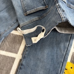 マタニティ用デニムパンツ（お腹まわりがリブ素材になっているタイプ）の画像