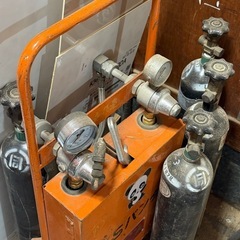 酸素ボンベ色々4本の画像