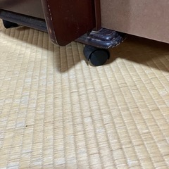 木のキャスター付きキャビネットの画像
