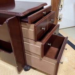 木のキャスター付きキャビネットの画像