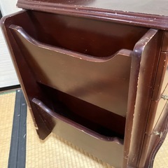木のキャスター付きキャビネットの画像