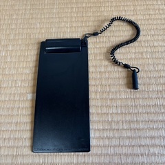 黒のクリップボード、ペンホルダー付きの画像