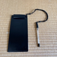 黒のクリップボード、ペンホルダー付きの画像