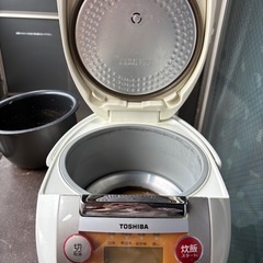 東芝 炊飯器 5.5合炊き✨清掃済み・動作OK🍀柏引き取り🌸の画像