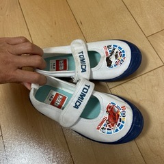 トミカ　上履きの画像