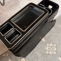 肘掛けボックス　コンソールの画像