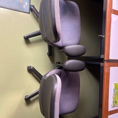 オフィステーブルと椅子の画像