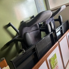 オフィステーブルと椅子の画像