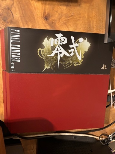 SONY 
PS4 FINAL FANTASY TYPE-0の赤い本体と黒いコントローラーのセット。