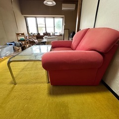日焼けしているのでジャンク　２人掛けソファー、ガラステーブルセットの画像