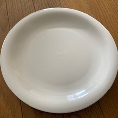 白い食器の画像