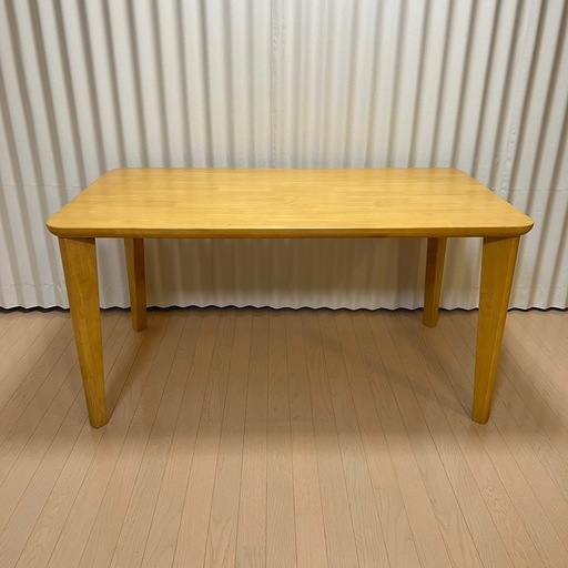 ナチュラル　木製の長方形ダイニングテーブル