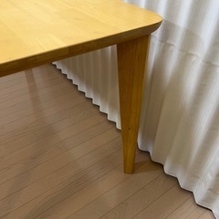 ナチュラル　木製の長方形ダイニングテーブルの画像