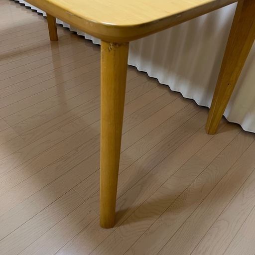 ナチュラル　木製の長方形ダイニングテーブル