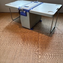 【キャンプ用品】【希少】クーラーボックス型折りたたみテーブルの画像