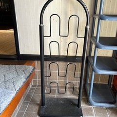 スリッパたてとスリッパ5点の画像