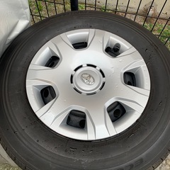 トヨタハイエース純正タイヤホイールセット　ナット付きの画像