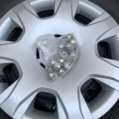 トヨタハイエース純正タイヤホイールセット　ナット付きの画像