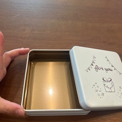 お菓子の缶の画像