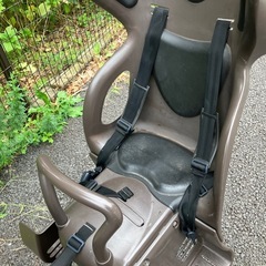 モスグリーンの子供乗せ電動自転車の画像