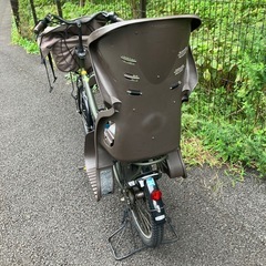 モスグリーンの子供乗せ電動自転車の画像