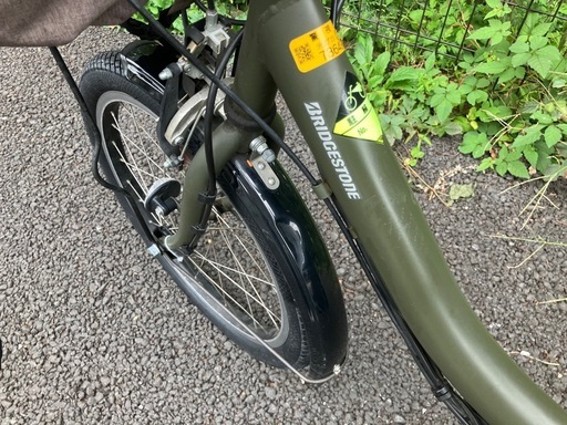 モスグリーンの子供乗せ電動自転車
