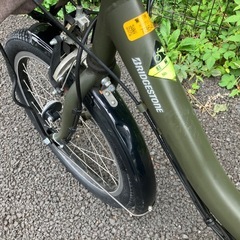 モスグリーンの子供乗せ電動自転車の画像