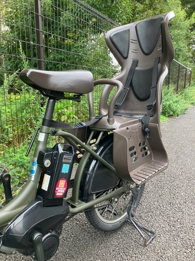 モスグリーンの子供乗せ電動自転車