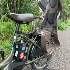 モスグリーンの子供乗せ電動自転車の画像