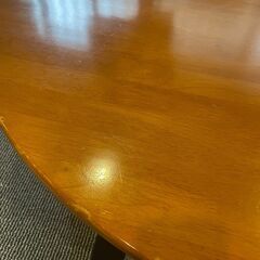 大きな丸いテーブルの画像