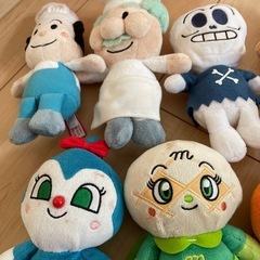 アンパンマンキャラクターのぬいぐるみの画像