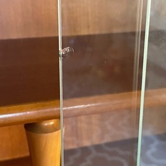レトロな食器棚の画像