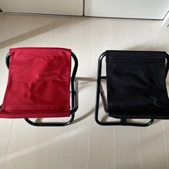 折りたたみイス　赤、黒2脚の画像