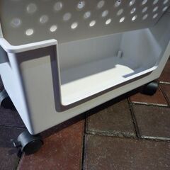 キャスター付き マガジンラック 幅37.5cm ホワイト ブックスタンド ファイルワゴン 隙間収納 スリムラック すき間収納 札幌市東区 新道東店の画像