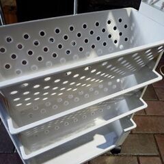 キャスター付き マガジンラック 幅37.5cm ホワイト ブックスタンド ファイルワゴン 隙間収納 スリムラック すき間収納 札幌市東区 新道東店の画像