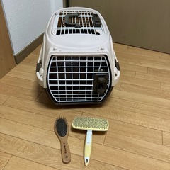 ペット用ハードキャリーS  ブラシ付きの画像