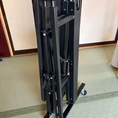昇降式ベッドサイドテーブルの画像