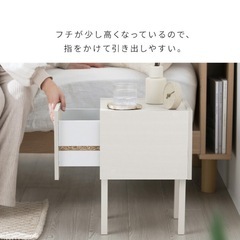 ベッドサイドテーブル 白の画像