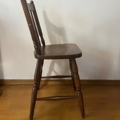 木製アンティーク椅子（ブラウン）の画像