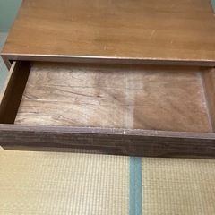 レトロな3段タンスの画像