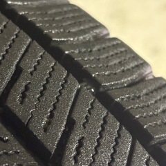 B-18 タイヤ 中古 
BRIDGESTONE STUDLESS BLIZZAK VRX3 185/60R15の画像