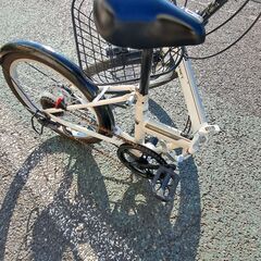 リサイクルショップどりーむ天保山店　No504　自転車　20インチ　折りたたみ式で便利🎵　6段切替・ハロゲンライト・カゴ付き🎵の画像