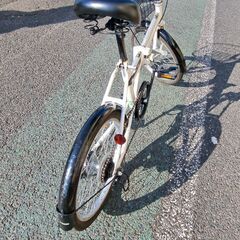 リサイクルショップどりーむ天保山店　No504　自転車　20インチ　折りたたみ式で便利🎵　6段切替・ハロゲンライト・カゴ付き🎵の画像
