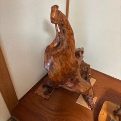 ニワトリみたいな木の置物の画像