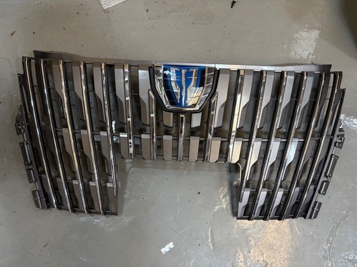 トヨタエスクァイア 純正 ラジエターグリルエンブレム ZRR85 ZWR80